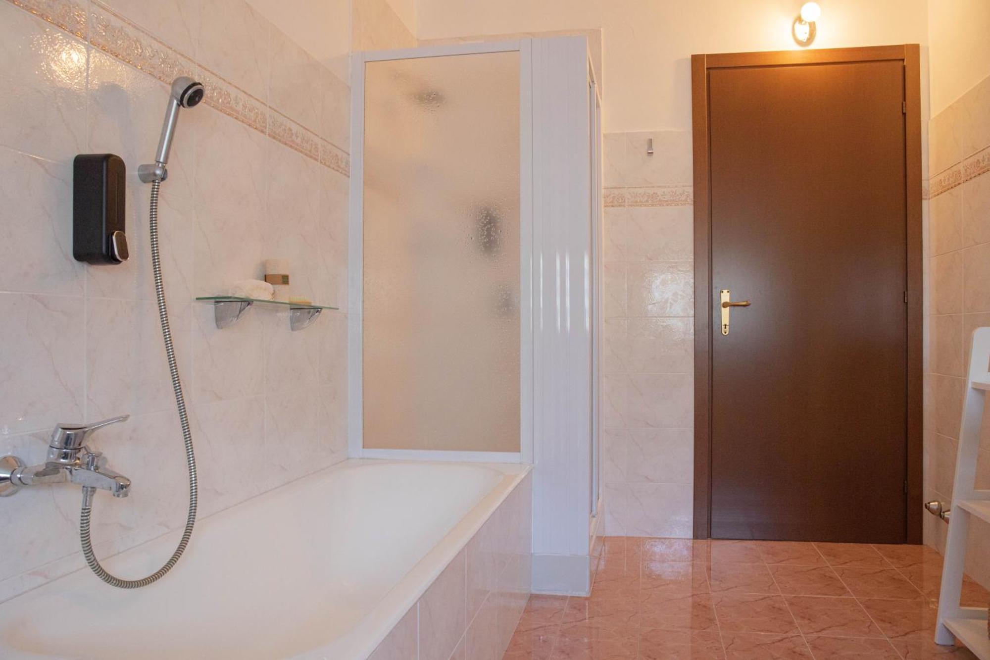 Silla House - A Due Passi Dal Lago Malgrate Extérieur photo