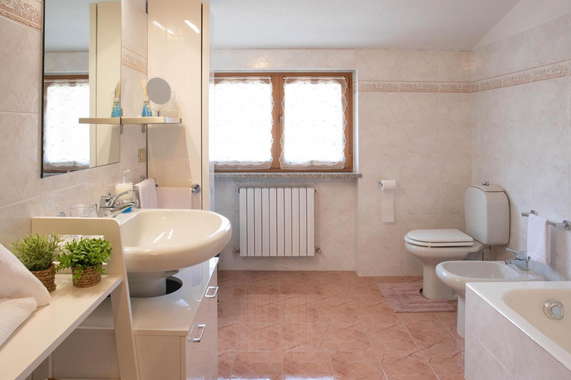 Silla House - A Due Passi Dal Lago Malgrate Extérieur photo